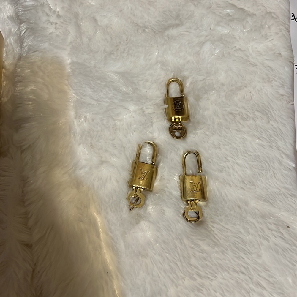 Lock set authentic